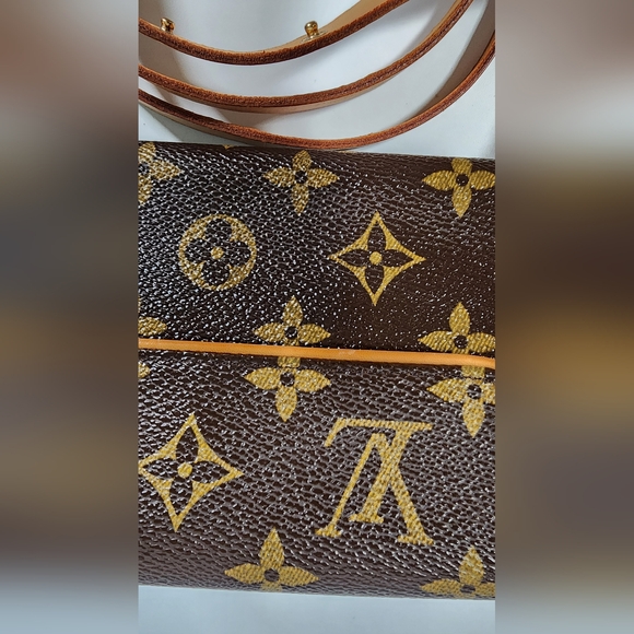 Louis Vuitton Florentine Belt bag (pm) Belt can fit up to 32" waist. Adjustable - Picture 7 of 15